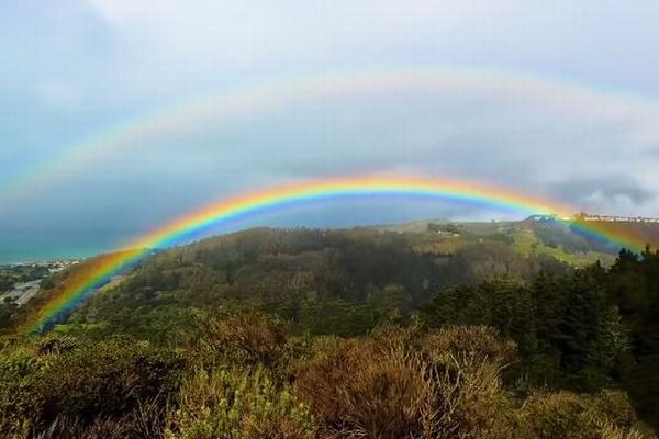 カリフォルニア州の上空に、美しいダブルレインボーが出現【動画】