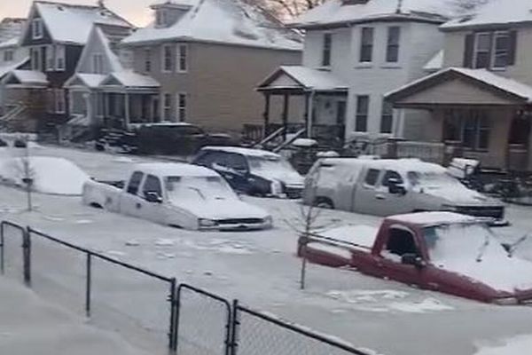 水道管破裂で通りが水浸し、寒さで駐車していた車が凍り付く【動画】