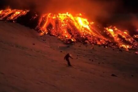 溶岩が噴き出す火山で、恐れ知らずのスキーヤーが滑走【動画】