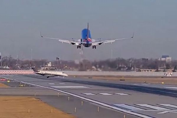 あわや大惨事！滑走路に侵入した小型機に気づき、着陸寸前の旅客機が急上昇【動画】