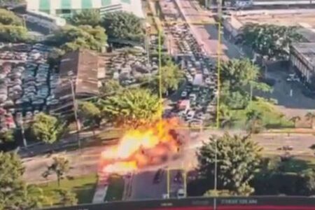 ブラジルの道路に小型機が墜落、爆発して炎上【動画】