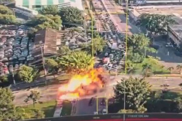 ブラジルの道路に小型機が墜落、爆発して炎上【動画】