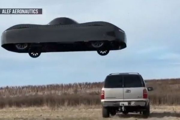 米企業が垂直に離陸する「空飛ぶ自動車」を開発、実際に浮かぶ動画を公開