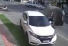 猛スピードで車が別の車両に衝突、間にいた女性が奇跡的に助かる【動画】