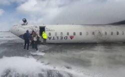 カナダの空港に着陸した旅客機、機体が上下逆さまにひっくり返る【動画】