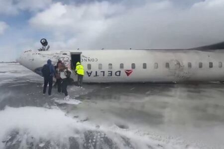 カナダの空港に着陸した旅客機、機体が上下逆さまにひっくり返る【動画】