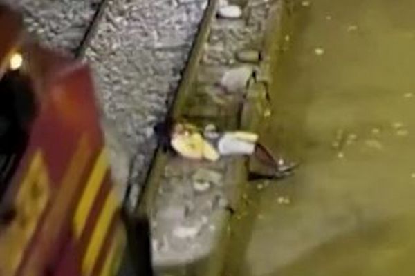 線路で眠ってしまった男性、貨物列車に轢かれるも奇跡的に軽傷【動画】