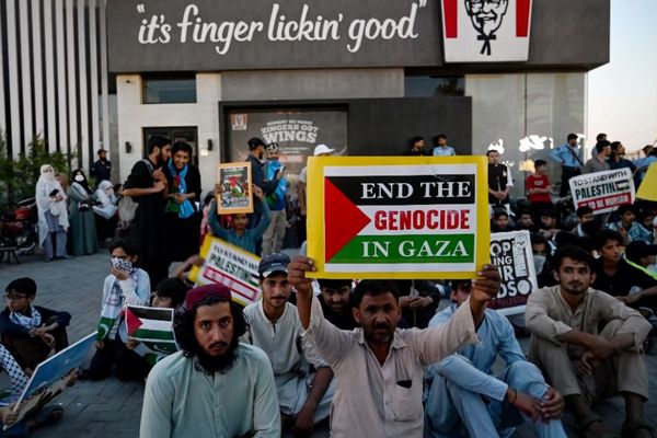 イスラエルを支援する米政府への批判で、KFCの店舗が襲撃され、約170人を逮捕