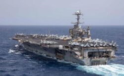 米戦闘機「F/A-18スーパーホーネット」が空母から落下し、海に沈む