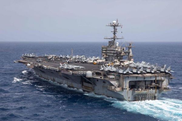 米戦闘機「F/A-18スーパーホーネット」が空母から落下し、海に沈む