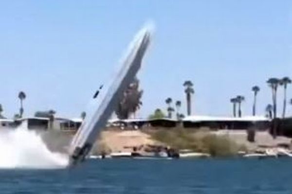 記録更新を目指していたスピードボート、舞い上がり空中で2回転【動画】