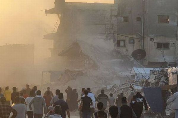 イスラエル軍によるガザ地区への攻撃で32人が死亡、南部では11人が焼死