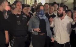 NYで女性がユダヤ教徒の群衆に追われ、蹴られて唾を吐きかけられる【動画】