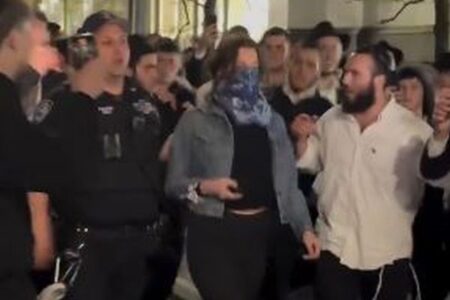 NYで女性がユダヤ教徒の群衆に追われ、蹴られて唾を吐きかけられる【動画】