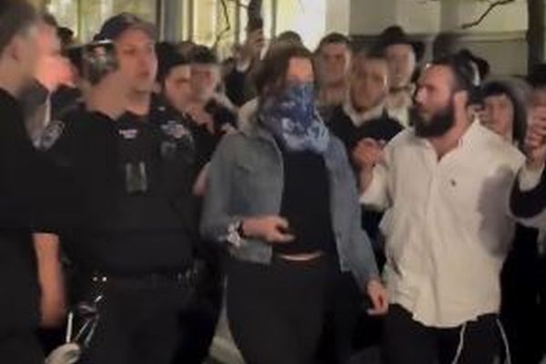 NYで女性がユダヤ教徒の群衆に追われ、蹴られて唾を吐きかけられる【動画】