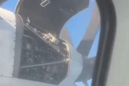 旅客機の乗客も愕然、空中で機体のエンジンカバーが壊れかかっていた【動画】