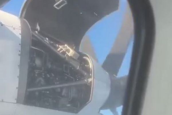 旅客機の乗客も愕然、空中で機体のエンジンカバーが壊れかかっていた【動画】