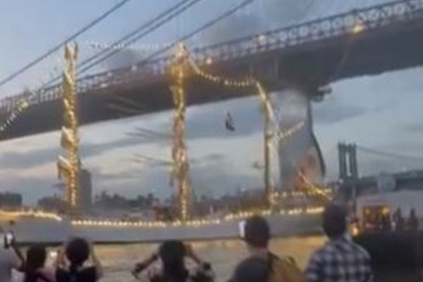 メキシコ海軍の帆船がNY市のブルックリン橋に衝突、2名が死亡