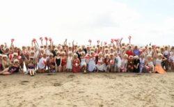マリリン・モンローに扮した200人、アイルランドのビーチに集合