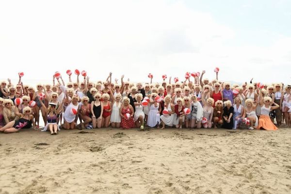 マリリン・モンローに扮した200人、アイルランドのビーチに集合