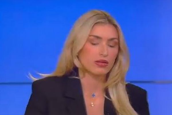 フォックス・ニュースの番組で、放送中にゲストの女性が突然失神【動画】