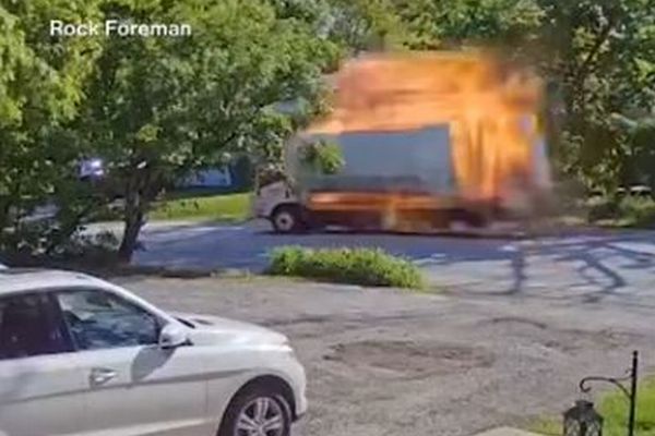 なぜ?イリノイ州で走行中のトラックが爆発、衝撃波で家屋が損傷【動画】