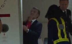 マクロン大統領が妻と喧嘩？機内で顔面を押される様子を撮影【動画】