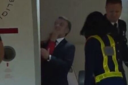 マクロン大統領が妻と喧嘩？機内で顔面を押される様子を撮影【動画】
