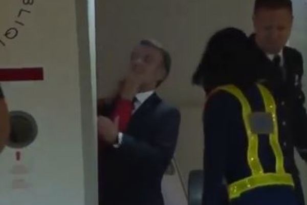 マクロン大統領が妻と喧嘩?機内で顔面を押される様子を撮影【動画】