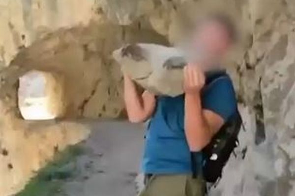 スペインの峡谷に大きな石を投げ込んだ観光客、最大3000万円の罰金に直面【動画】