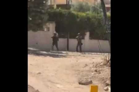 イスラエル兵がヨルダン川西岸地区で外交団に発砲、各国が猛反発