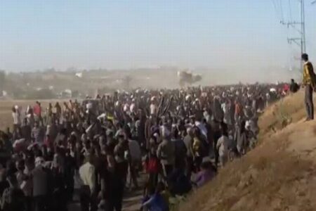 ガザ地区の配給センターでイスラエル兵が人々に向けて銃撃、20人が負傷
