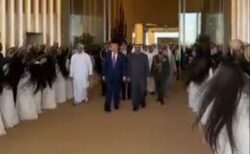 トランプ大統領、UAEで髪を左右に振る女性たちに出迎えられる【動画】