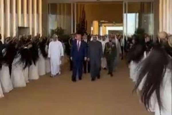 トランプ大統領、UAEで髪を左右に振る女性たちに出迎えられる【動画】
