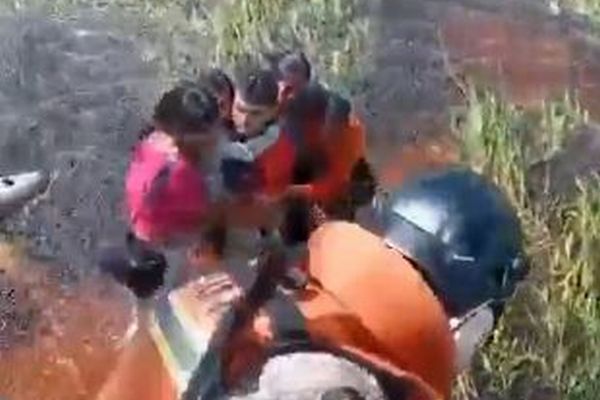 ボリビアで飛行機が緊急着陸、ワニがいる沼地に36時間も人々が取り残される