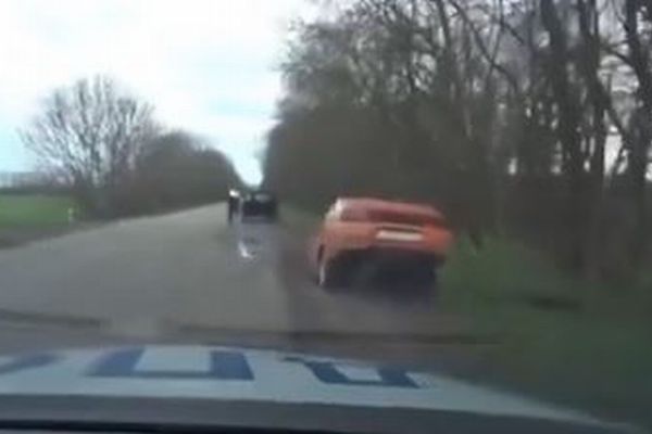 ロシアで警察に追跡された運転手、真っ二つに割れた車で逃走【動画】