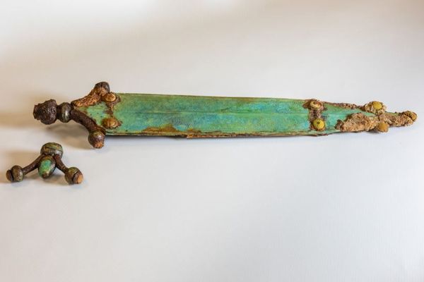 フランスで「鉤十字」が刻まれた、2300年前の剣を発見