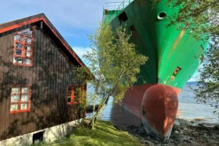 ノルウェーで自宅の庭に大きな貨物船、目覚めた男性もびっくり！