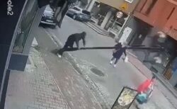 ポーランドで街灯が突然倒れて女性を直撃、その瞬間が恐ろしい