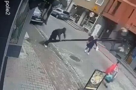 ポーランドで街灯が突然倒れて女性を直撃、その瞬間が恐ろしい