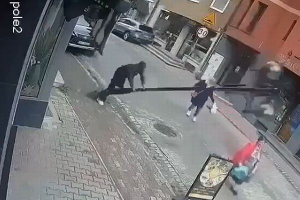 ポーランドで街灯が突然倒れて女性を直撃、その瞬間が恐ろしい
