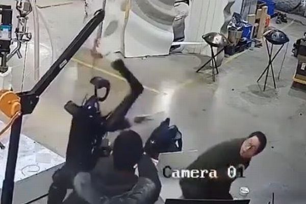 中国でヒト型ロボットが人間を攻撃?暴れまわる様子が怖すぎる【動画】