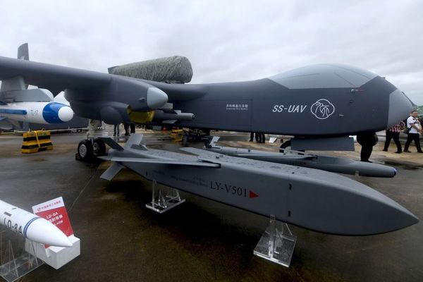 中国軍が巨大なドローン空母を開発、小型UAVを最大100機搭載可能