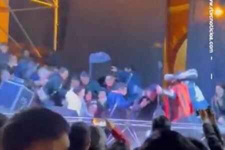 ペルーの学校でイベント中にステージが崩壊、少なくとも12人が負傷【動画】