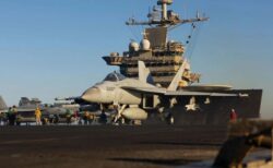 米海軍の戦闘機が空母で着艦失敗、2機目が紅海に沈む