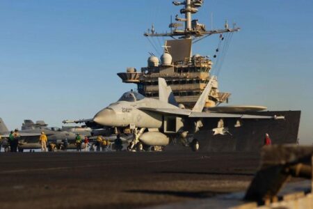 米海軍の戦闘機が空母で着艦失敗、2機目が紅海に沈む