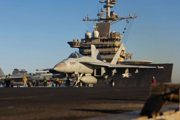 米海軍の戦闘機が空母で着艦失敗、2機目が紅海に沈む