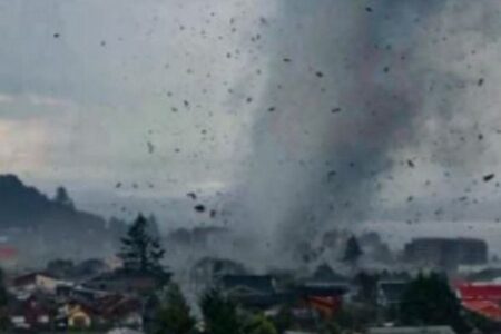 南米のチリで竜巻が発生、町に被害をもたらす【動画】