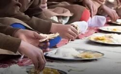 インドの学校給食に死んだヘビが混入、100人以上の子供たちが体調不良