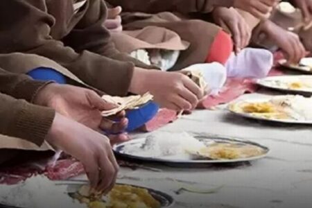 インドの学校給食に死んだヘビが混入、100人以上の子供たちが体調不良